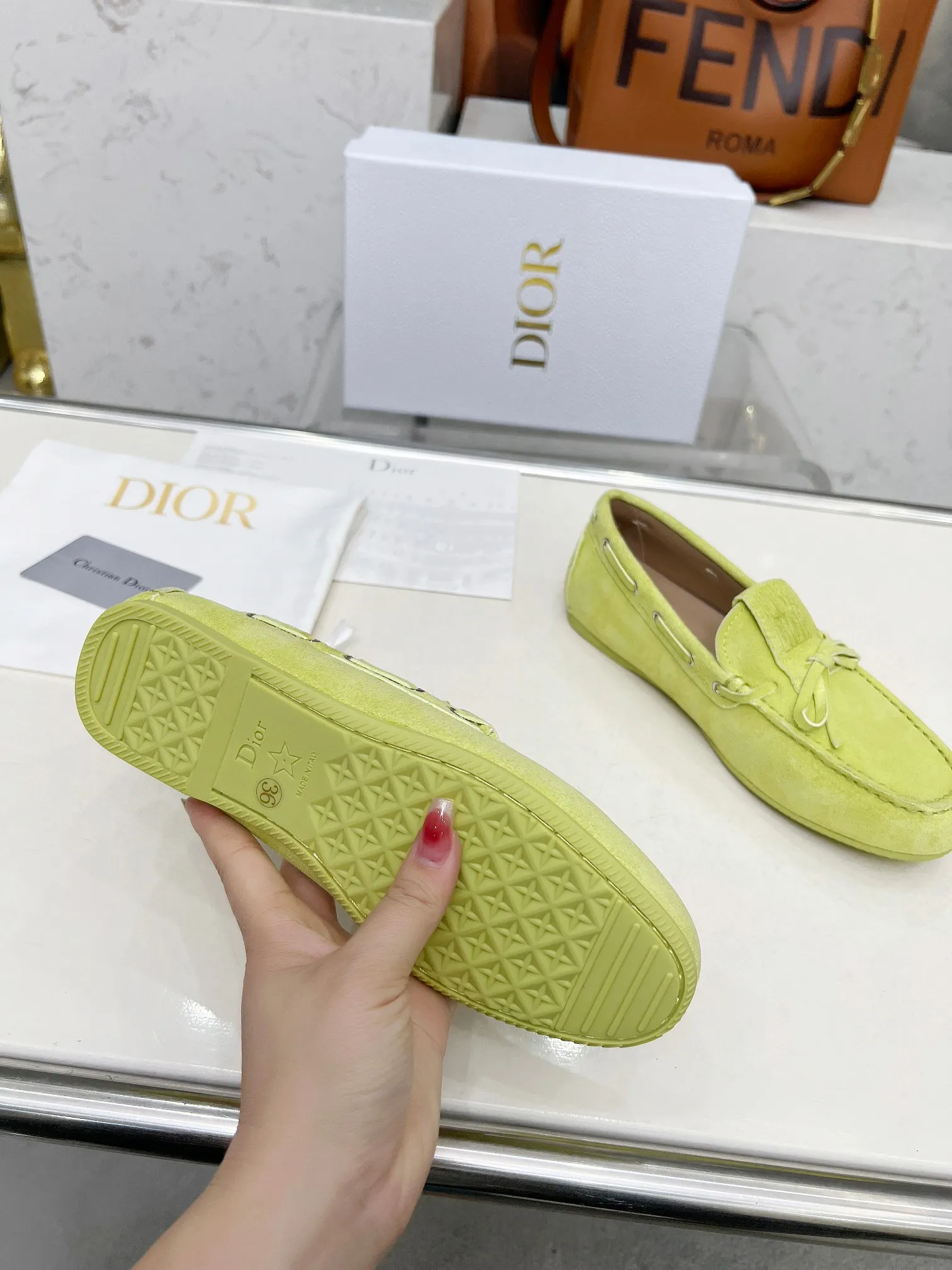 👟👟Ex-factory price 500👟👟 Dior's new spring and summer ultra-light jelly series loafers are brand new. The layout strives to create fashionable classic items. New products created at the first substantial show of Paris Fashion Week. The inspiration is cleverly combined by the D chief designer on the perfect shoe shape. Paired with brand buckles, it is even more fashionable! Original version, perfect and exquisite workmanship!  ✔️Upper: original fabric ✔️Inner lining: imported sheepskin lining ✔️Sole: original outsole ✔️Size: #35-41 (40 41 customized items are not returnable)